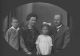 66 III 02.002 Eugenie Riekert geb Laissle 1875-1973 mit Ehemann Christian Riekert 1871-1956 Kinder Hansfrieder  und Annemarie etwa 1919 Gruppenbild