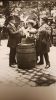 Wilhelm und Elise Tuch im Hofbräuhaus München mit dem Hofbräumeister